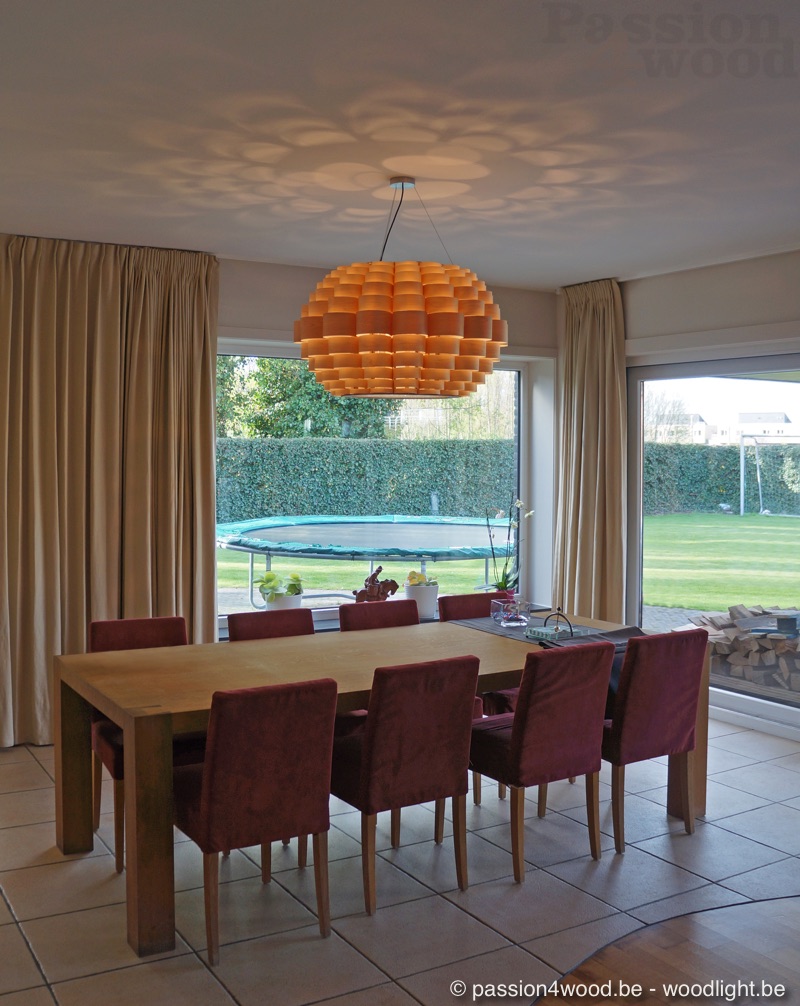 Grote glow lamp in esdoorn boven tafel